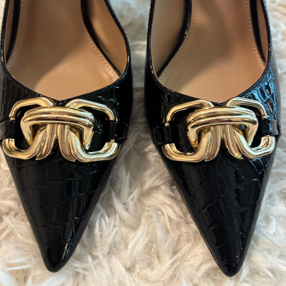 Steve Madden Black Croc-Embossed Heels with Gold Chain - Picture 4 of 6